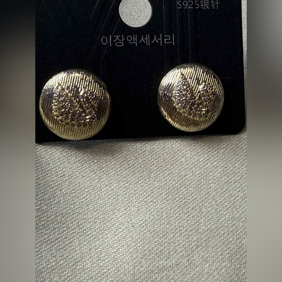 Gold Stud Earrings with swans. 🦢 new post backs. Pretty costume jewelry - Picture 1 of 2